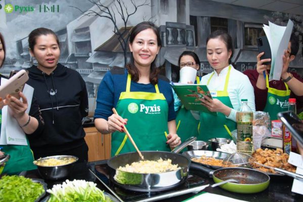 Lớp bún cá và chả cá