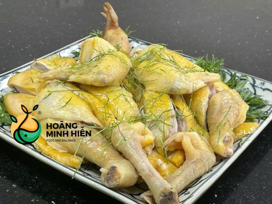 Đĩa gà luộc trước khi nấu thành Phở gà