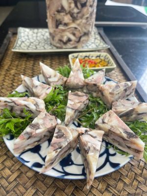 Món Giò xào chuẩn bị truyền thống